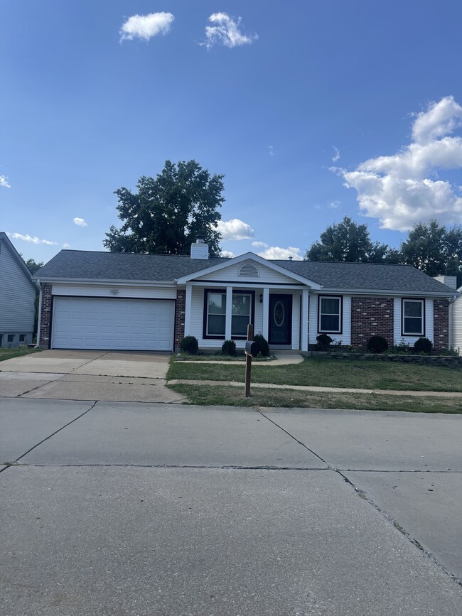Building Photo - 563 Summit Hills Dr