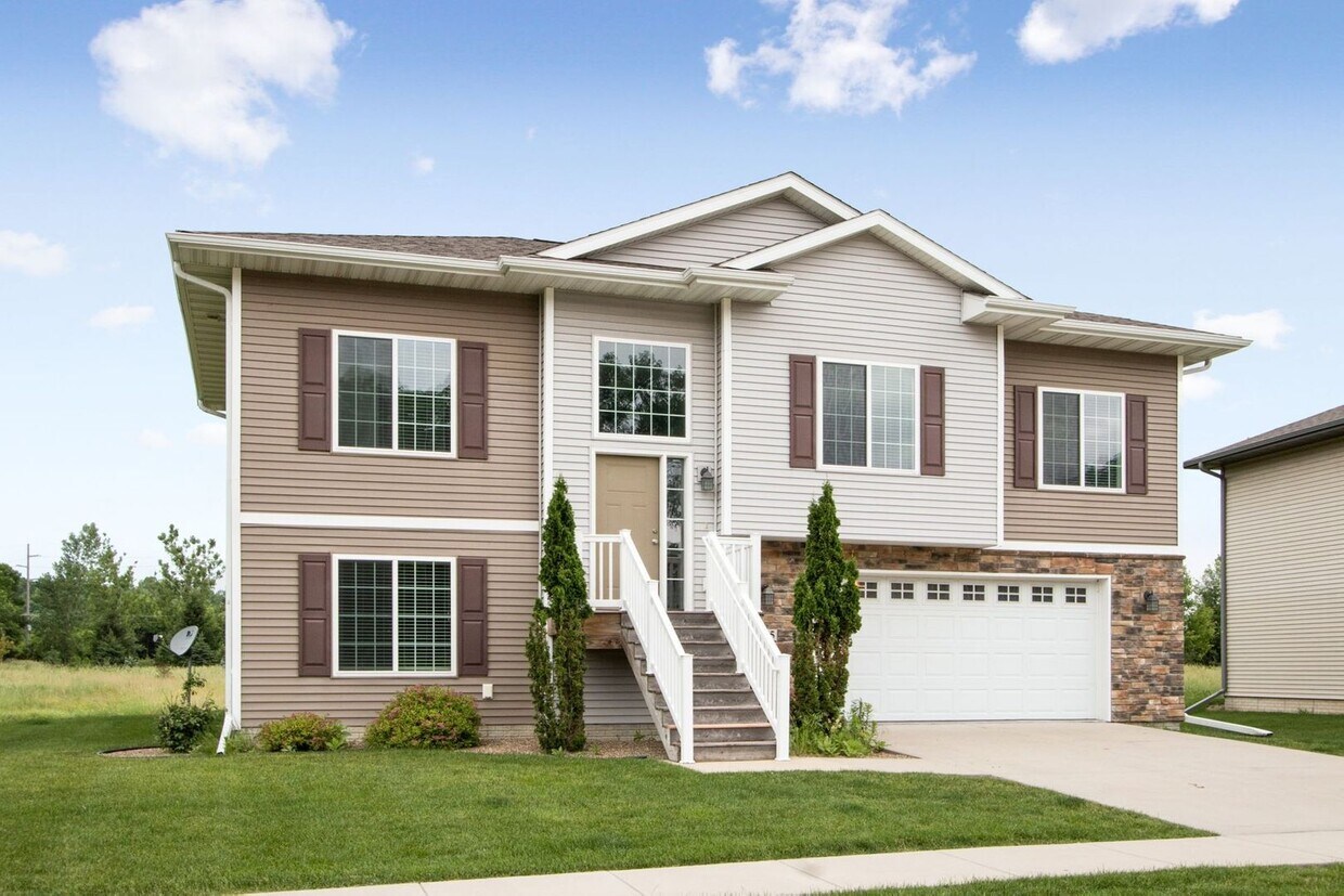 Foto principal - 4 Bedroom, 3 bath close to University.