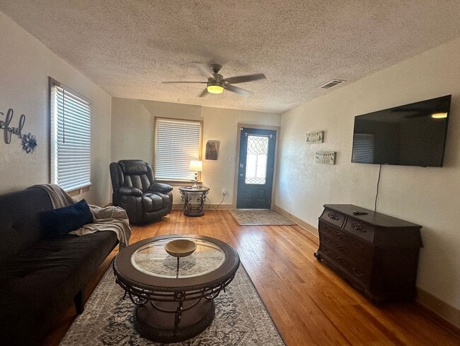 Foto del edificio - 2 bed, 1 bath Fully Furnished, water paid, may allow pets upon approval.