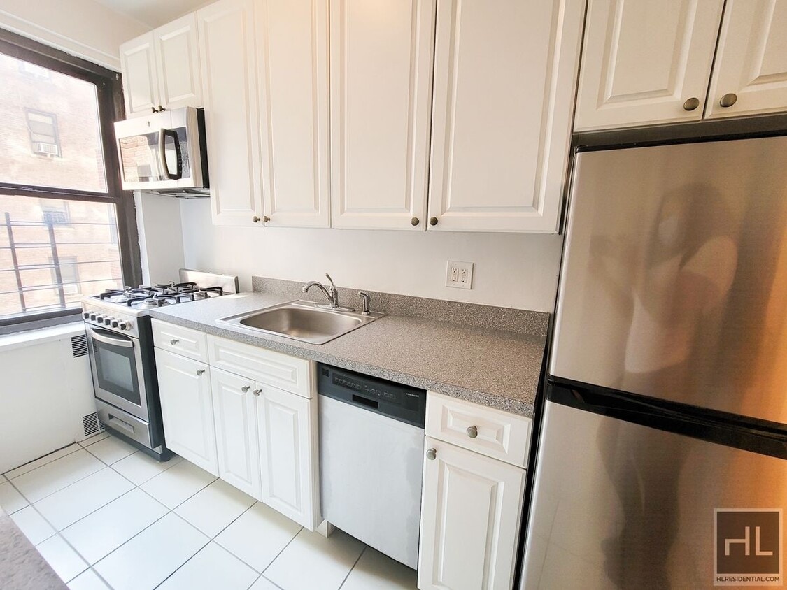 Building Photo - Modern Elegance on Grand Concourse