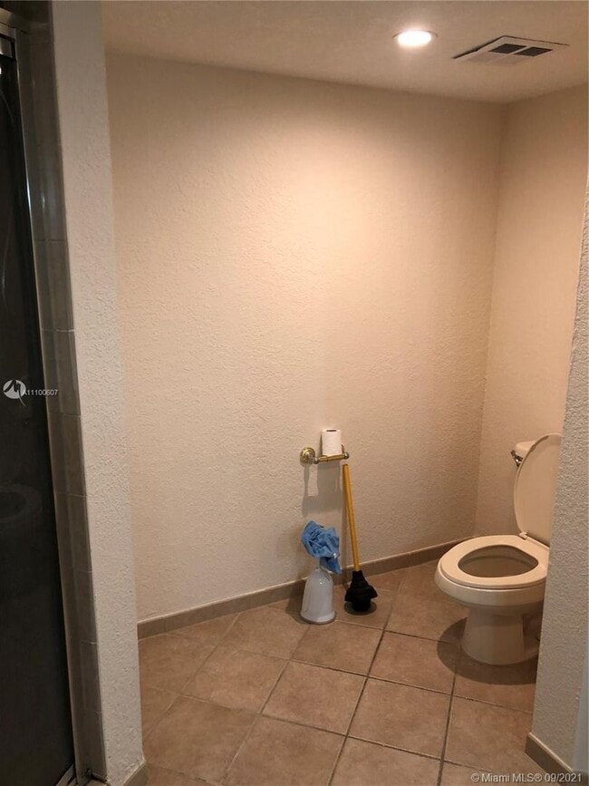 Building Photo - Three Bedroom unit in Victoria Park - Pine...