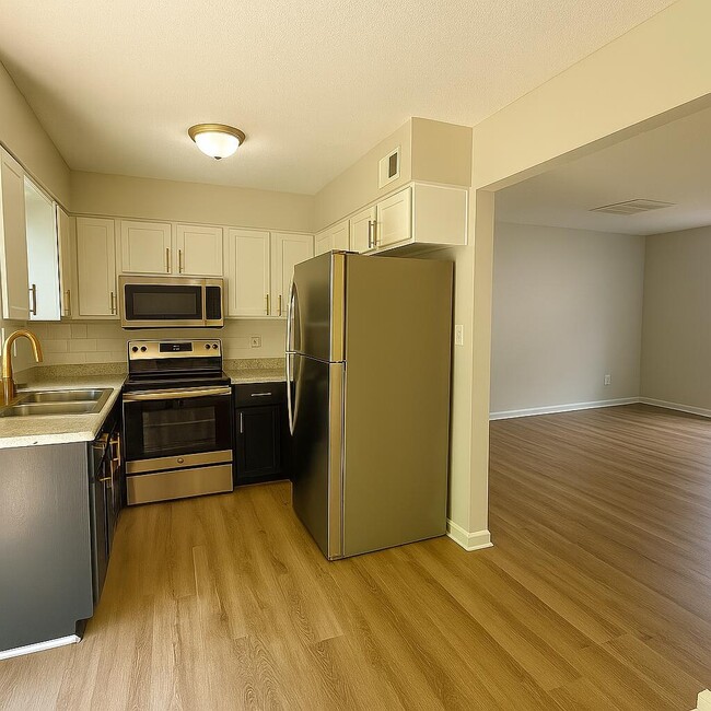 Building Photo - 1462 Sherwood Dr
