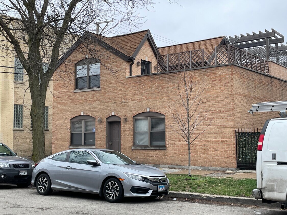 Primary Photo - 2458 W Superior St