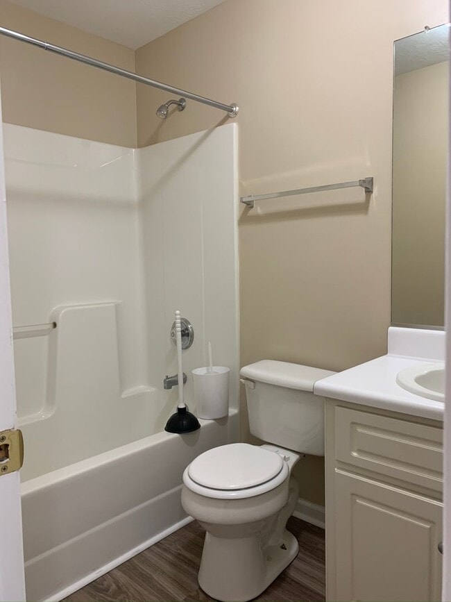 Foto del edificio - Townhome just minutes to Gate 2.