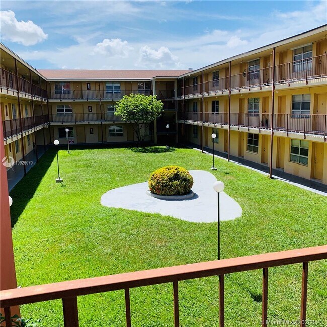 Foto del edificio - 3881 W Flagler St