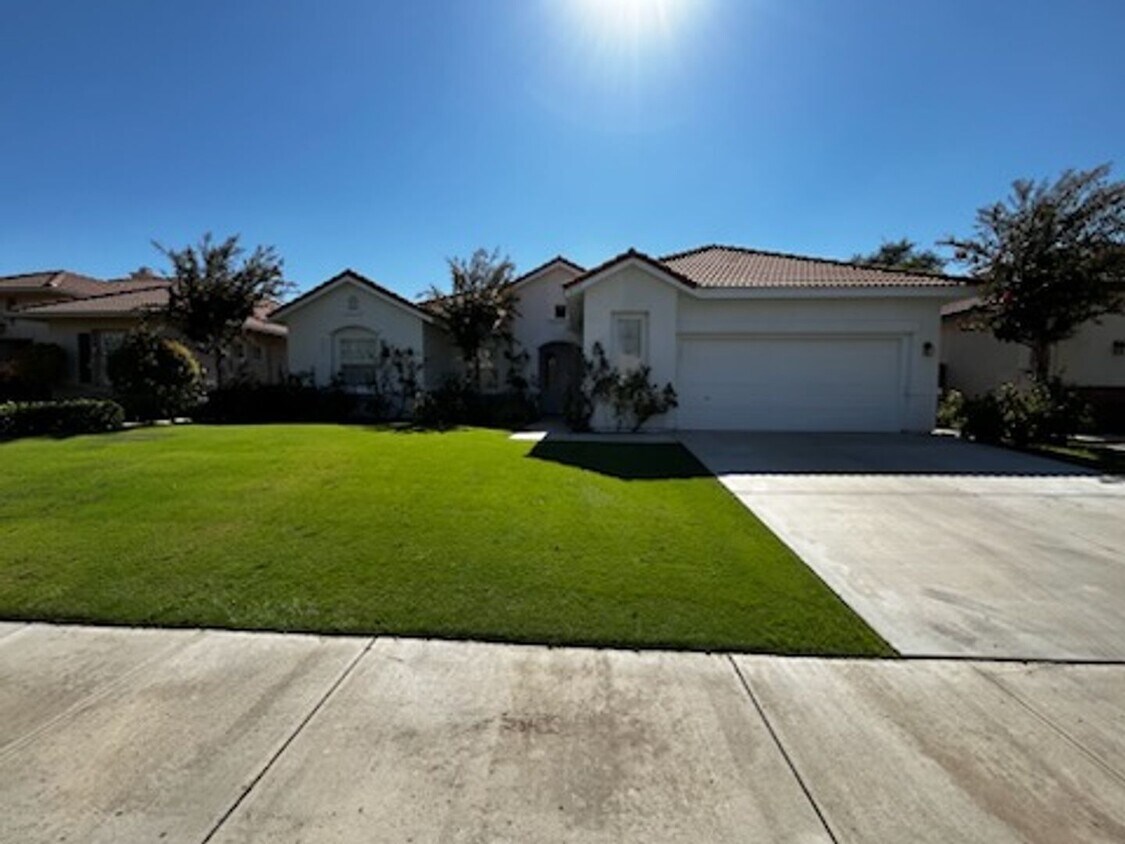Foto principal - 10115 Secret Rose St