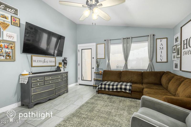 Foto principal - 16049 W Moreland St