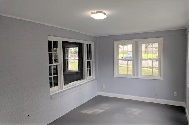 Building Photo - 1610 Amherst Rd