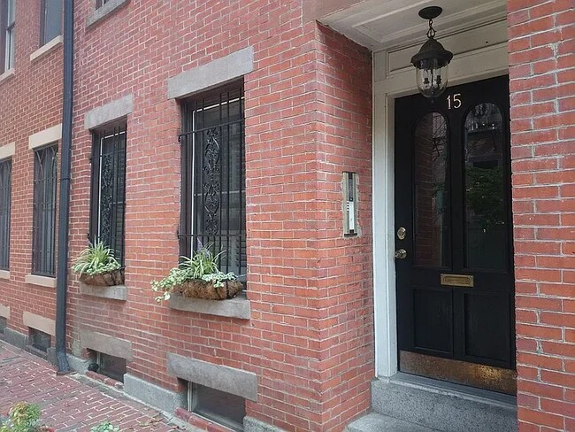 Puerta principal - 15 Lawrence St