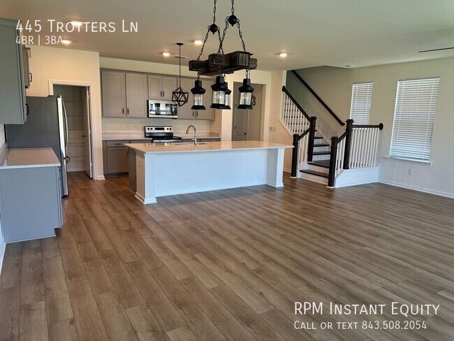 Foto del edificio - 445 Trotters Ln