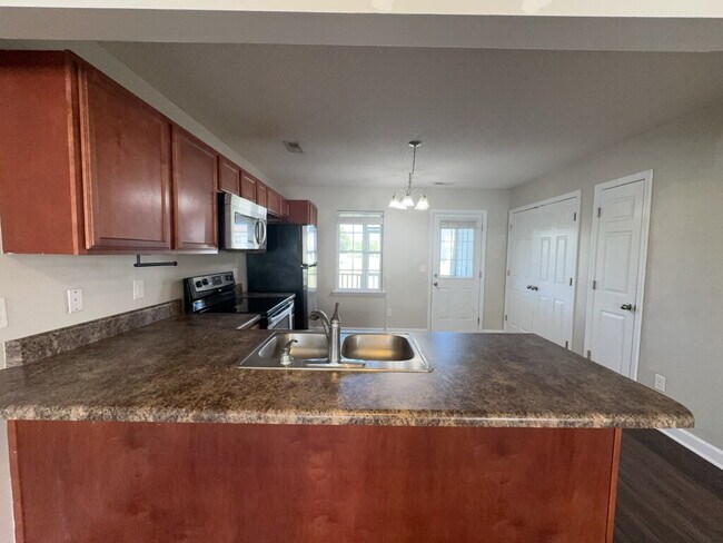 Foto del edificio - Nice 2 Bedroom, 2.5 Bath Townhouse in Hubert - 309 Burley Dr. #2