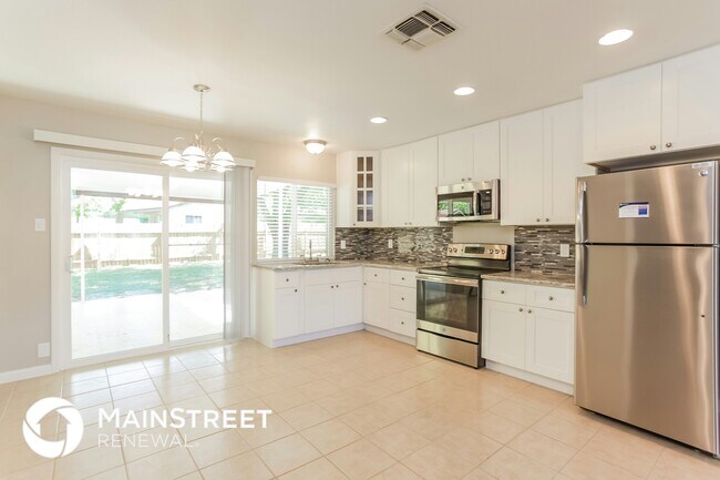 Foto del edificio - 6831 Blue Lake Dr