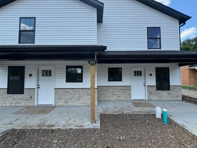 Building Photo - 613 Oak St