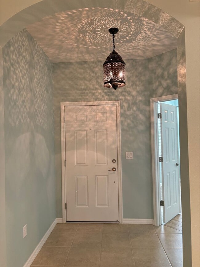 Building Photo - 55+ Gated community of Venetian Falls *