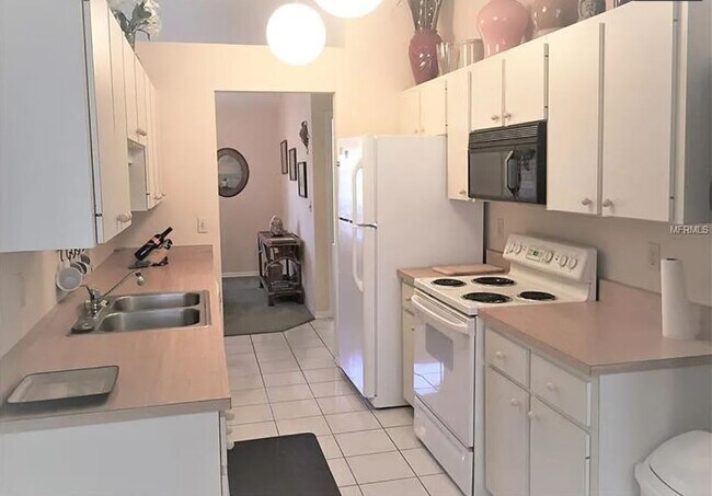 Updated kitchen - 1840 Country Meadows Ter