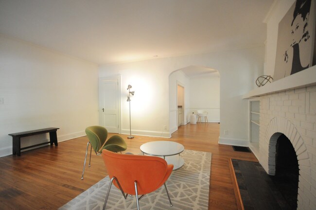Sala de estar - 861 Durant Pl NE