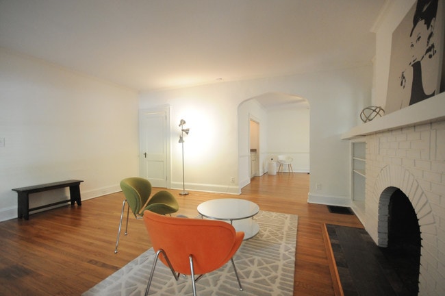 ***AVAILABLE JUNE 1*** - 861 Durant Pl NE