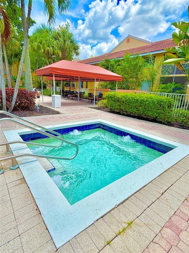 Building Photo - 1040 Coral Club Dr
