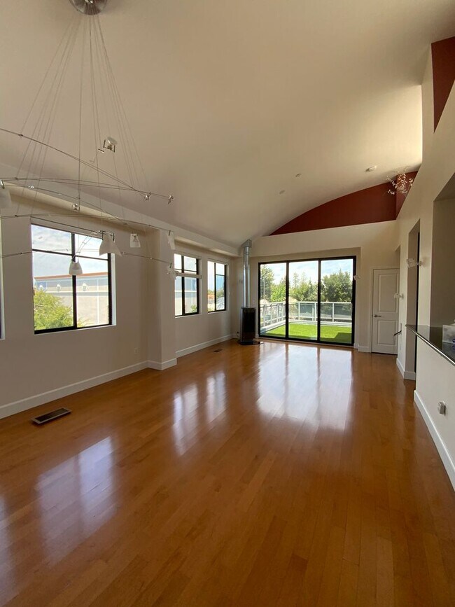 Building Photo - Available Now! Spacious Two-Story Condomin...