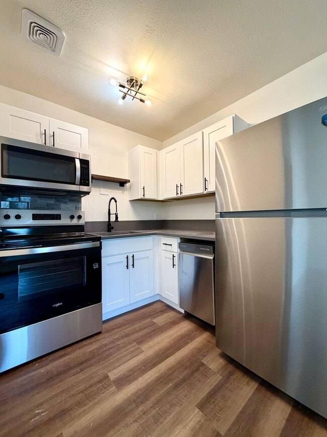 Building Photo - **FREE FIRST MONTH'S RENT** Newly Remodeled One Bedroom in Montavilla~ New Kitchen~ New LVP Floor...