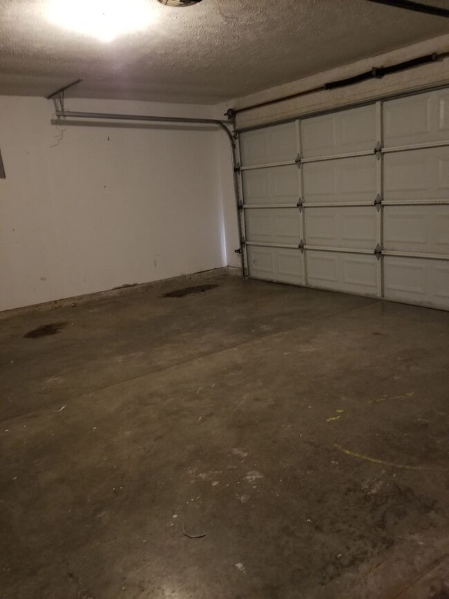 Building Photo - Available Now! Large spacious 3 bedroom 2 ...