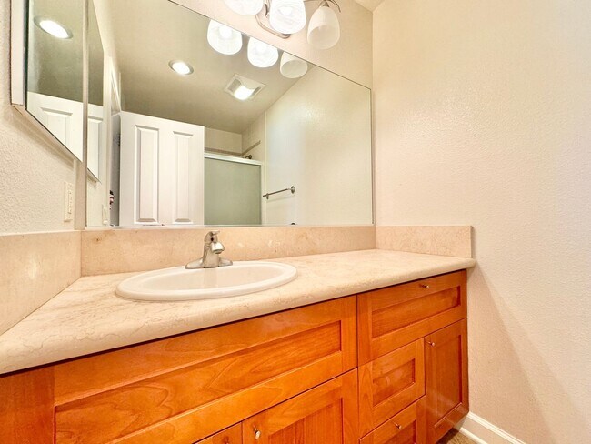 Building Photo - Great 1BA Studio in La Jolla w/ New Carpet...