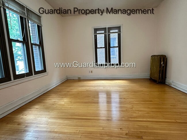 Building Photo - Top Floor Studio Lakes Uptown Apartment, Blocks from Both Lakes, Hardwood Floors, One Month Free
