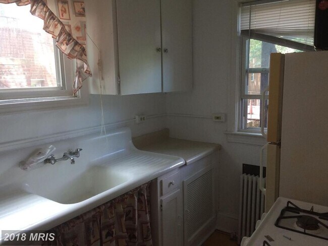 Kitchen - 8513 Flower Ave
