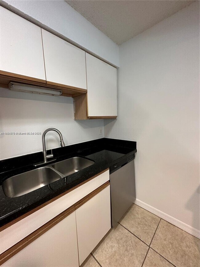 Foto del edificio - 4055 W McNab Rd