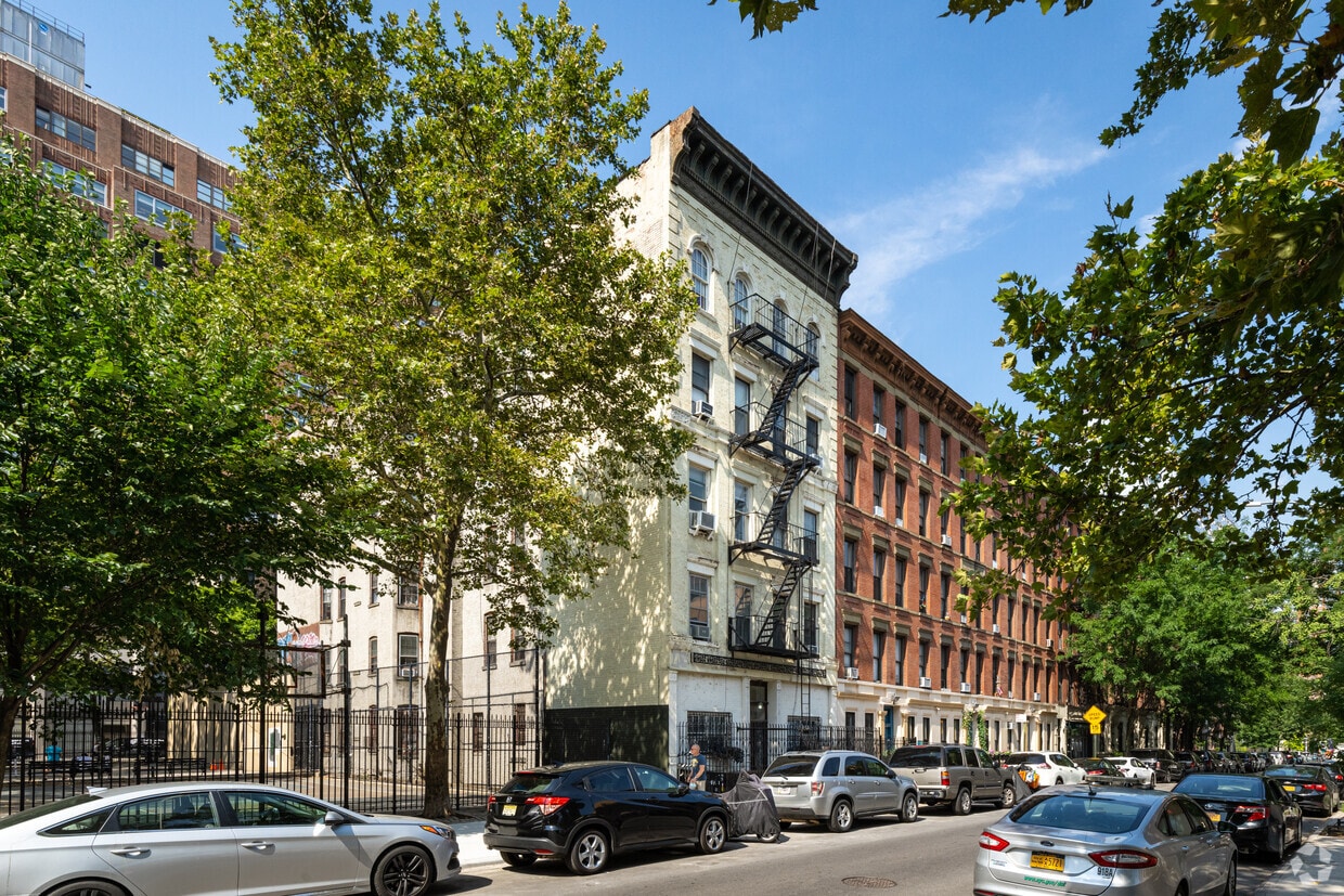 Primary Photo - 320 W 17th St