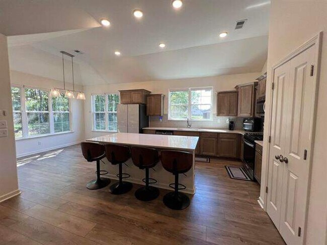 Foto del edificio - Beautiful 5-bedroom 3 full bath home in Oa...