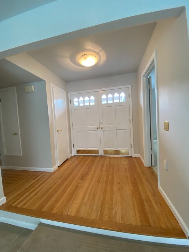 Building Photo - 323 Pompano Cir
