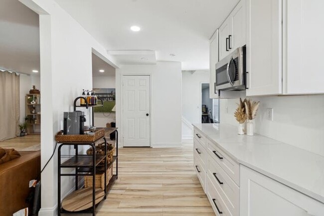Building Photo - 5242 Cedarhurst Dr