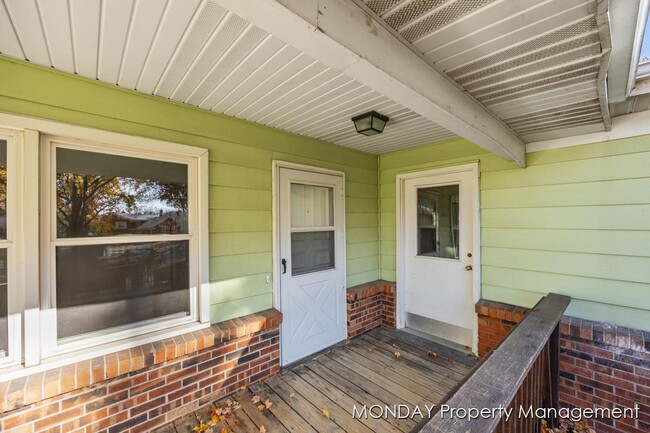 Foto del edificio - 945-947 Lancashire Ct SE