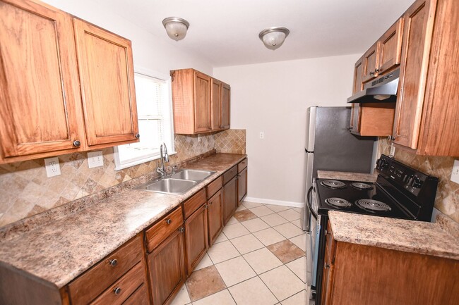 Building Photo - 4 Bedroom / 3 Bath Single Family Home