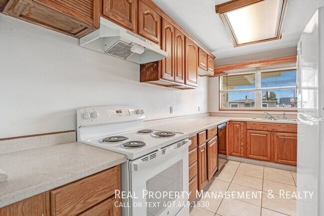 Building Photo - 3 BR / 2 BA In Lake Shore Estates