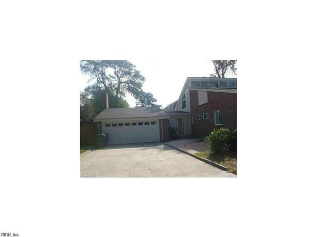 Foto del edificio - 5 BED / 3 BATH SINGLE FAMILY