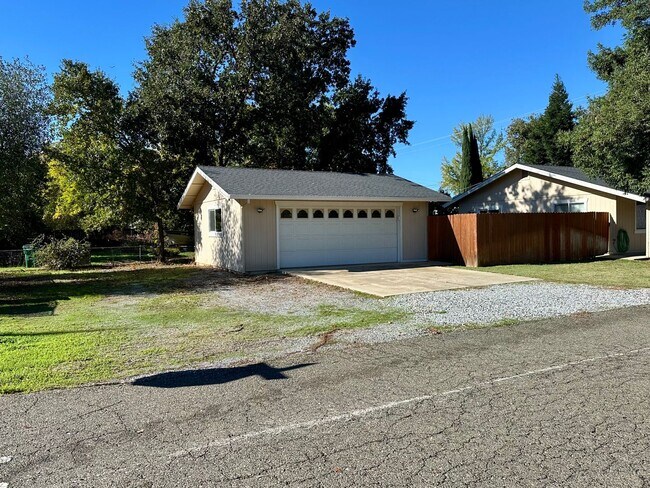 Foto del edificio - Anderson, CA | Charming Corner-Lot Home | ...