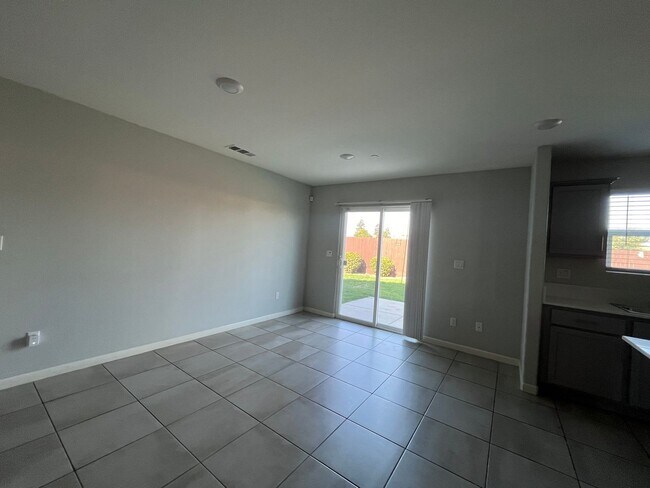 Building Photo - 786 LA DAWNA 4 BEDROOM 3 BATHROOM HOME TULARE