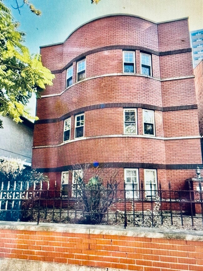 Building - 921 W Lawrence Ave