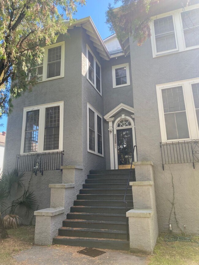 Foto del edificio - 2 Bedroom Available in the University Area!