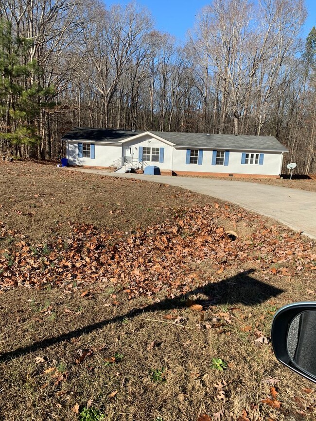 Building Photo - 3 Bedroom 2 Bath Home