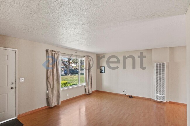 Foto del edificio - 3298 Cropley Ave