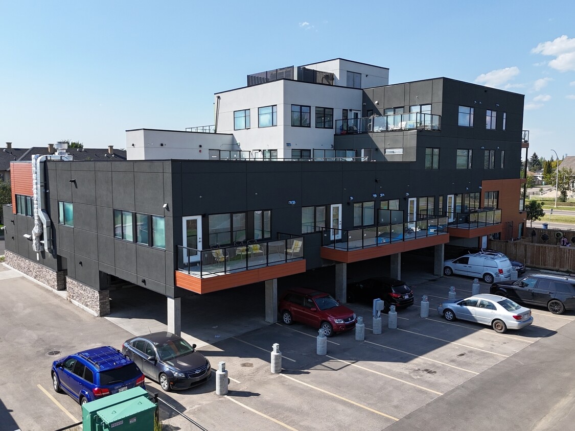 Photo du bâtiment - 2215-2247 47 St NW