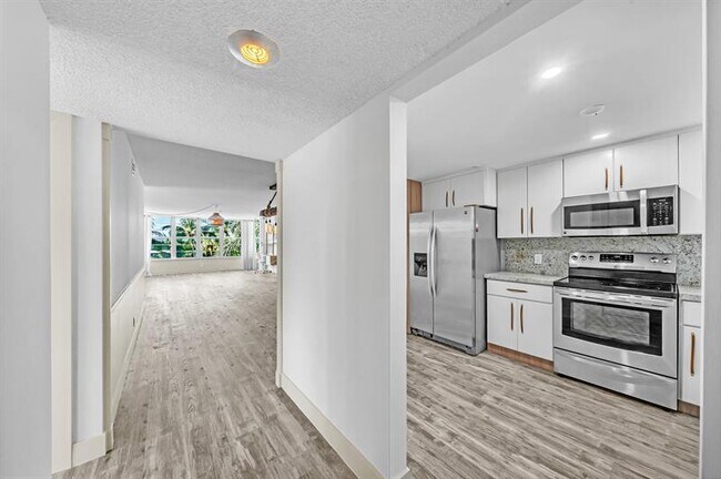 Building Photo - 3051 NE 48th St