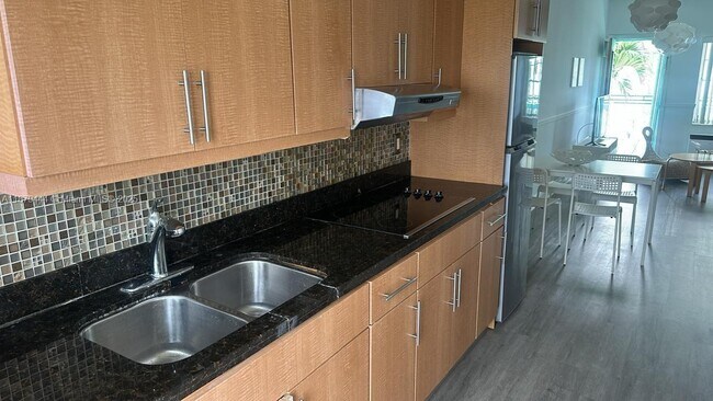 Foto del edificio - 6498 Collins Ave