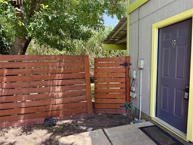 Building Photo - 1203 Southport Dr