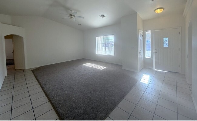 Foto del edificio - Corner Lot Living with a Covered Patio and Spacious Split Floor Plan