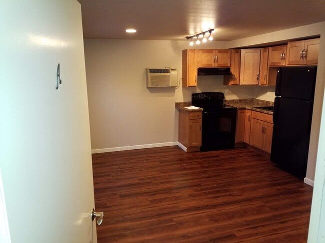 Building Photo - 1025 Riverside Dr