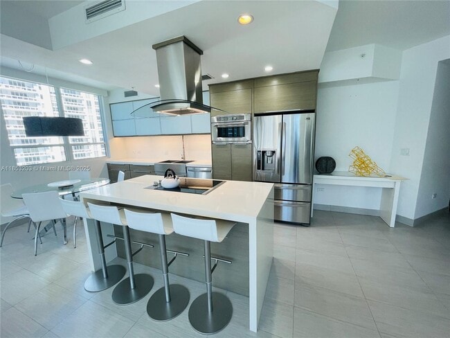 Building Photo - 801 Brickell Key Blvd